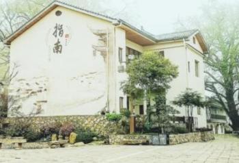 迷雾中的时光印记：浙江指南村的千年古韵与自然风光