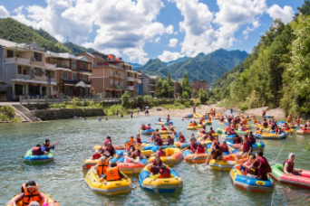 悬崖玻璃漂流与河道漂流双体验，解锁夏日刺激新维度