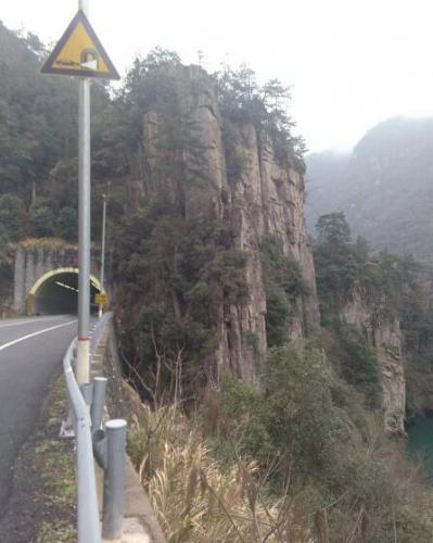 蜿蜒曲折的盘山公路