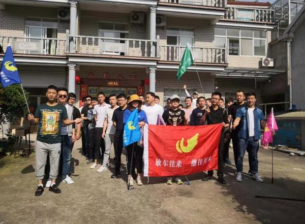 门口合影