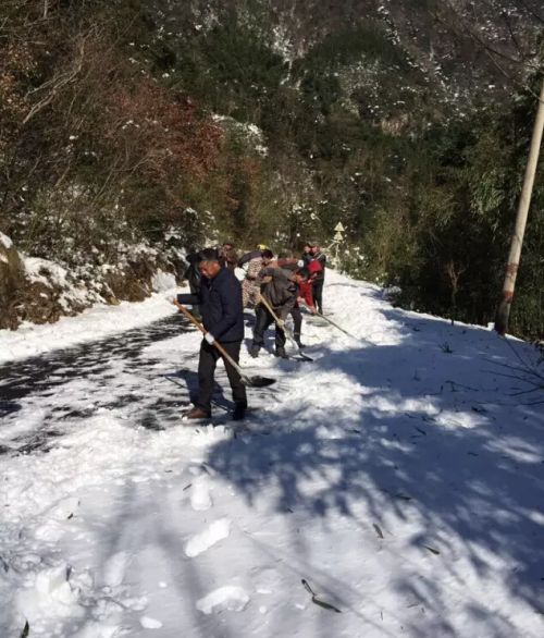 大家一起扫雪