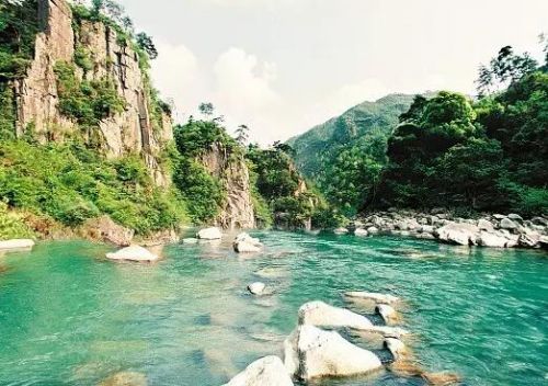 山下小溪