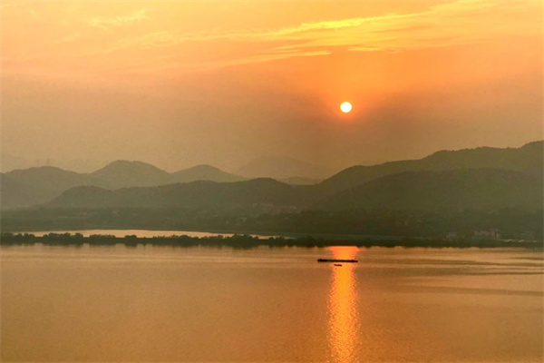 夕阳湖面